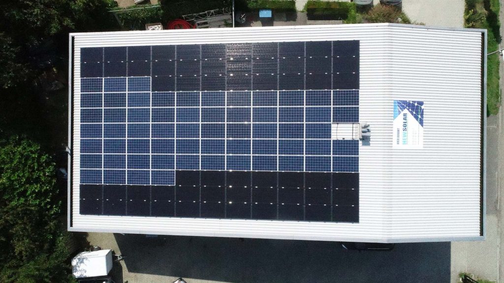 Zonnepanelen met een blauwe of zwarte kleur