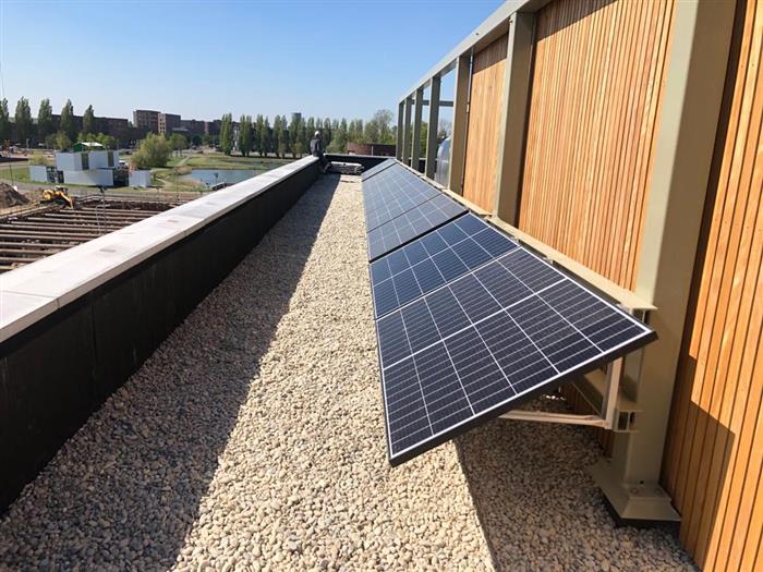 NewSolar monteert PV panelen met wandbeugels NewSolar monteert PV panelen met wandbeugels